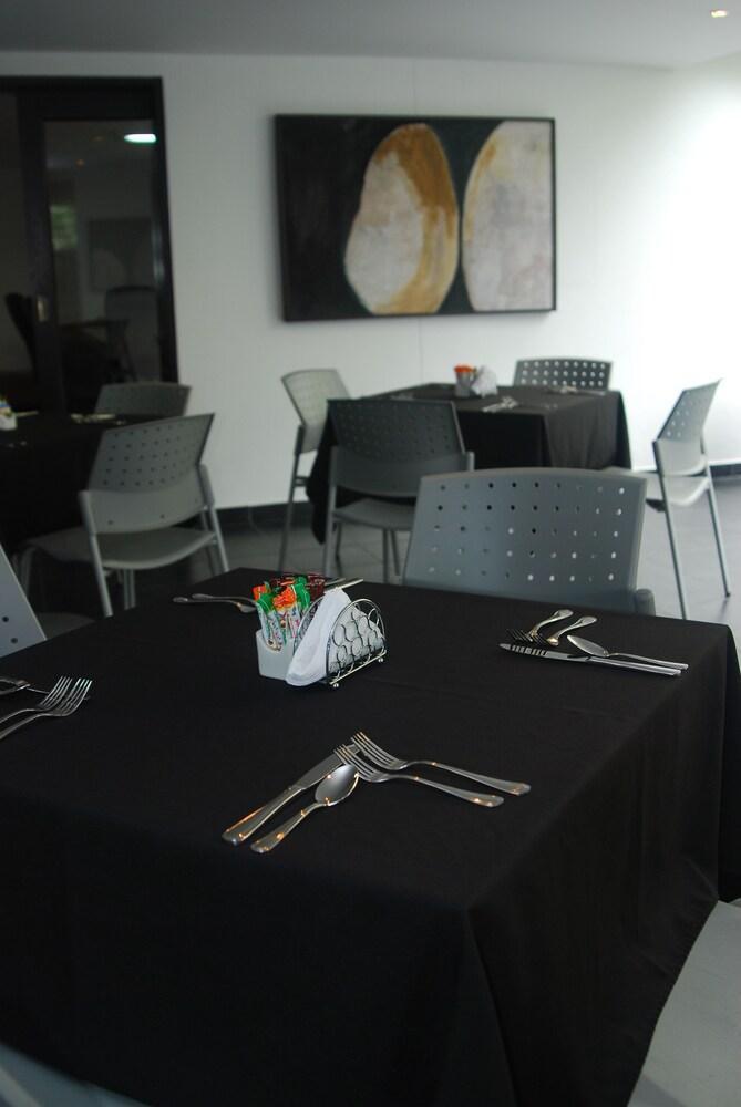 Cyan Suites Poblado By Mde Bnb Medellín Buitenkant foto