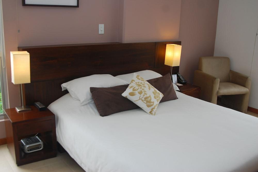 Cyan Suites Poblado By Mde Bnb Medellín Buitenkant foto
